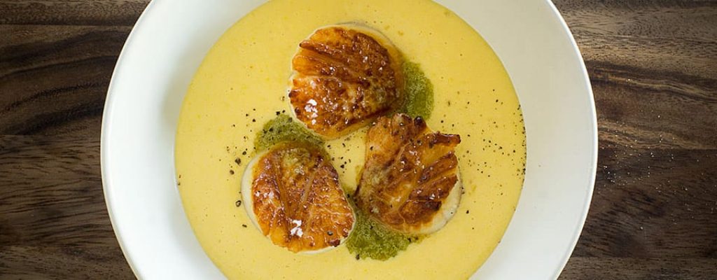 Pétoncles-poêlées-crème-de-mais-vinaigrette-à-la-fleur-dail