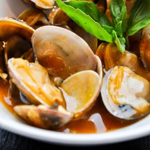 foodiesfeed.com_clams-with-salsa-close-up